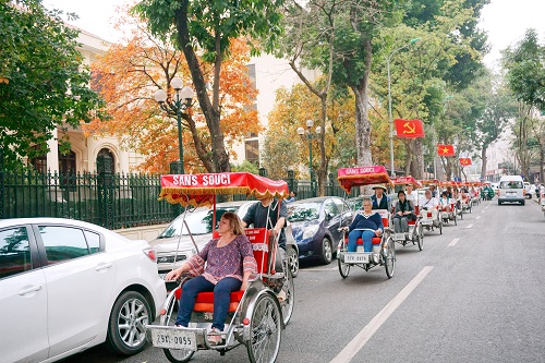 Du khách quốc tế trải nghiệm tại Việt Nam. Ảnh: Đào Minh Xuyên